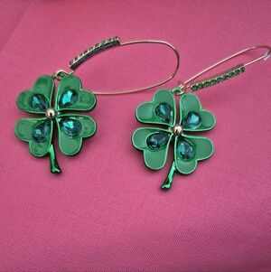 BRAND NEW WITHOUT ORIGINAL BOX. BETSEY JOHNSON Green Clover Earrings